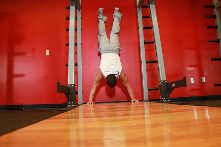 倒立俯卧撑练哪些肌肉 - 通过倒立俯卧撑锻炼上肢和核心肌群
