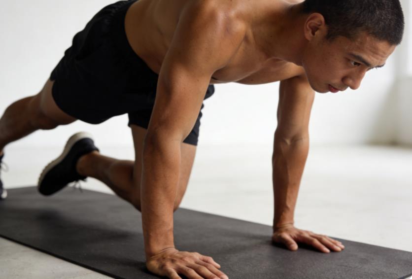 平板支撑的七大真实好处与三大致命误区，远不止“撑得久”